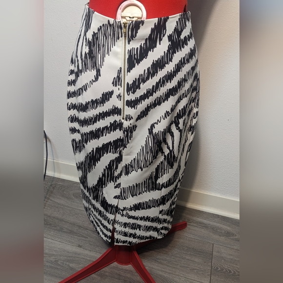 H&M White and Black Abstract Pattern Suit Pencil Skirt Women's Size 8 - Picture 3 of 5